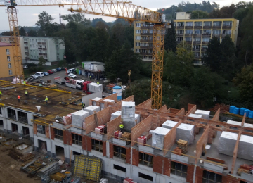 Montáž prefabrikovaných koupelen na stavbě Alzheimer centra v Novém Jičíně