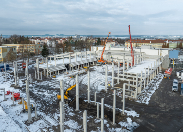 Montáž železobetonové prefabrikované konstrukce na stavbě zimního stadionu