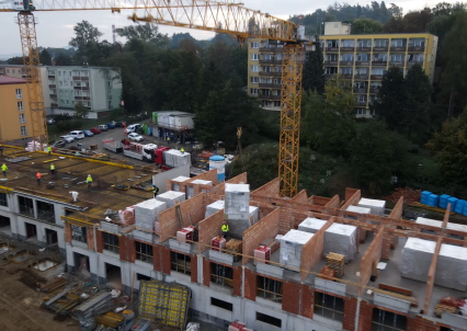 Montáž prefabrikovaných koupelen na stavbě Alzheimer centra v Novém Jičíně