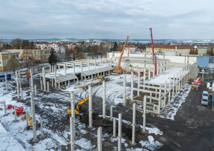 Montáž železobetonové prefabrikované konstrukce na stavbě zimního stadionu